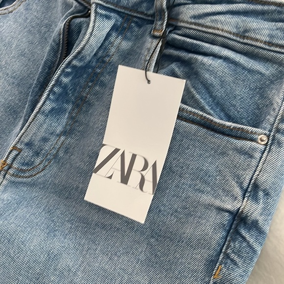 HIGH RISE FLARE LEG
FULL LENGTH
STRETCH- USA Size 6, Europe 38, Mex 28 - Picture 2 of 5